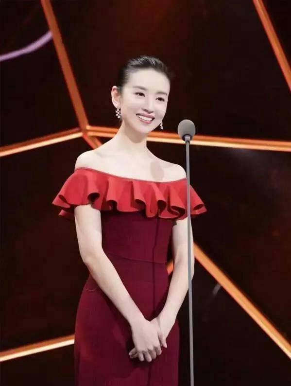 女神|越简单越优雅！董洁现身机场无人陪，40岁穿“黑卡配”太清纯