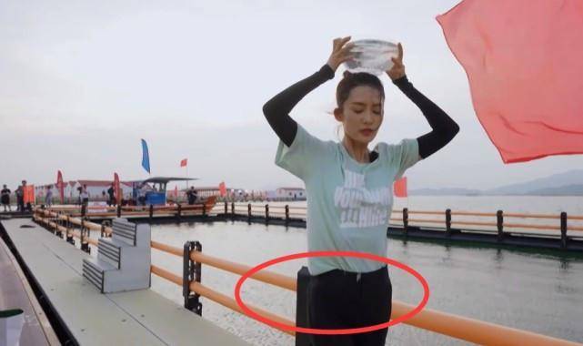 泥巴|李沁腿细还有“巴掌腰”,穿最小号裤子一直用手提,生怕往下滑