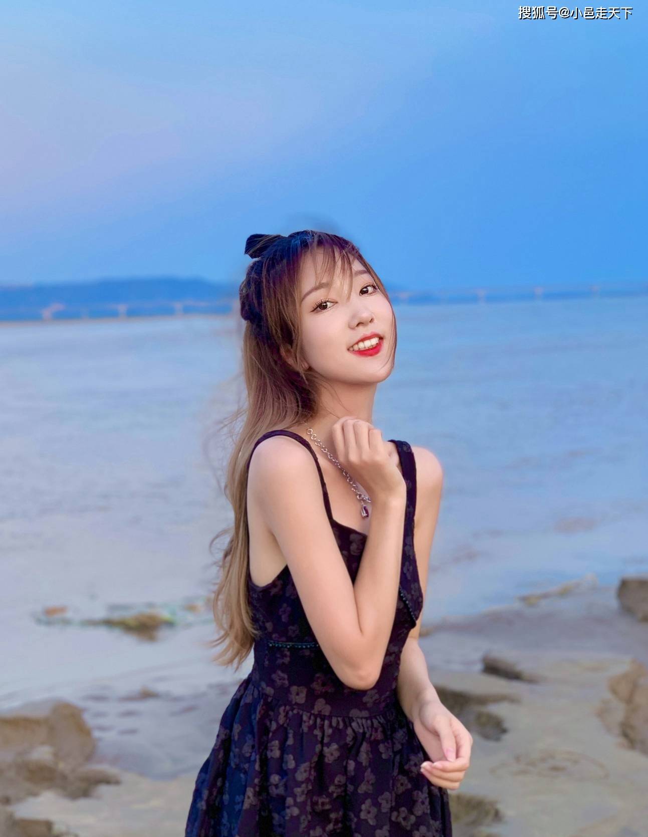 气质|史明蕙气质优雅小黑裙沙滩写真