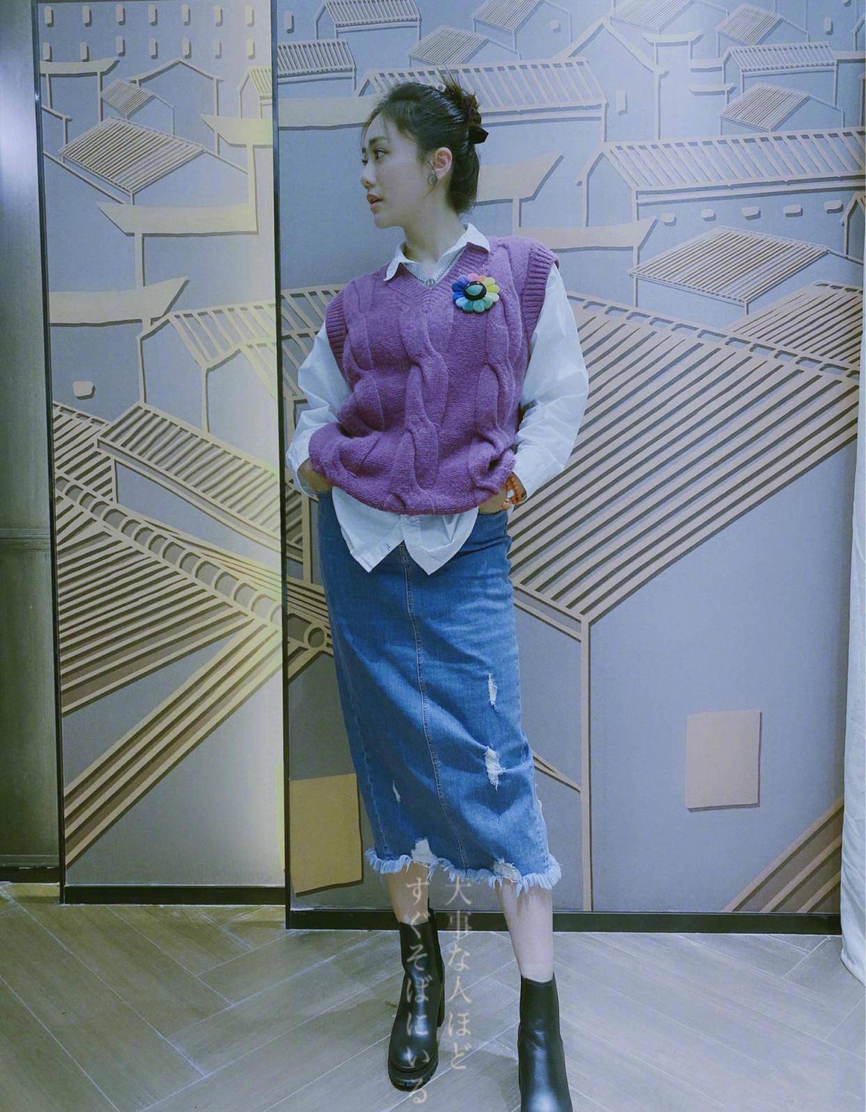 丈母娘|郑钧大9岁丈母娘太时髦！扎丸子头优雅淑女，62岁身材不输刘芸