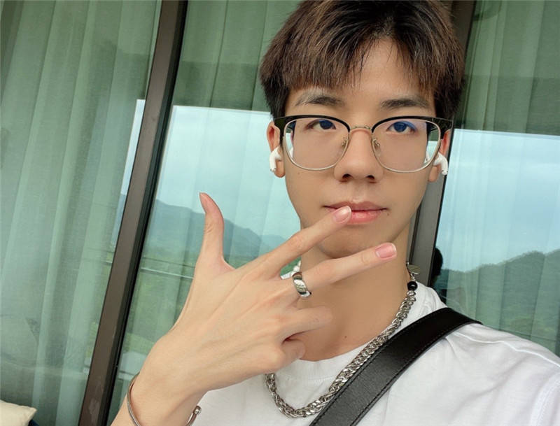 4am小鹿被喷到破防微博回应我也是个人教练晒年数据力挺