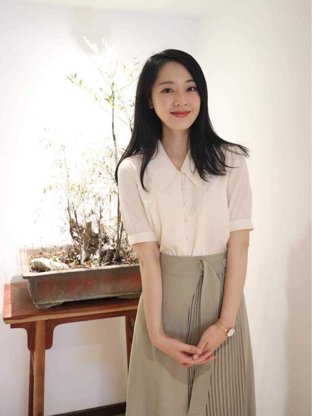 显得|小个子如何穿出“职场”范？一身灰色西服套装精致干练，显高显瘦