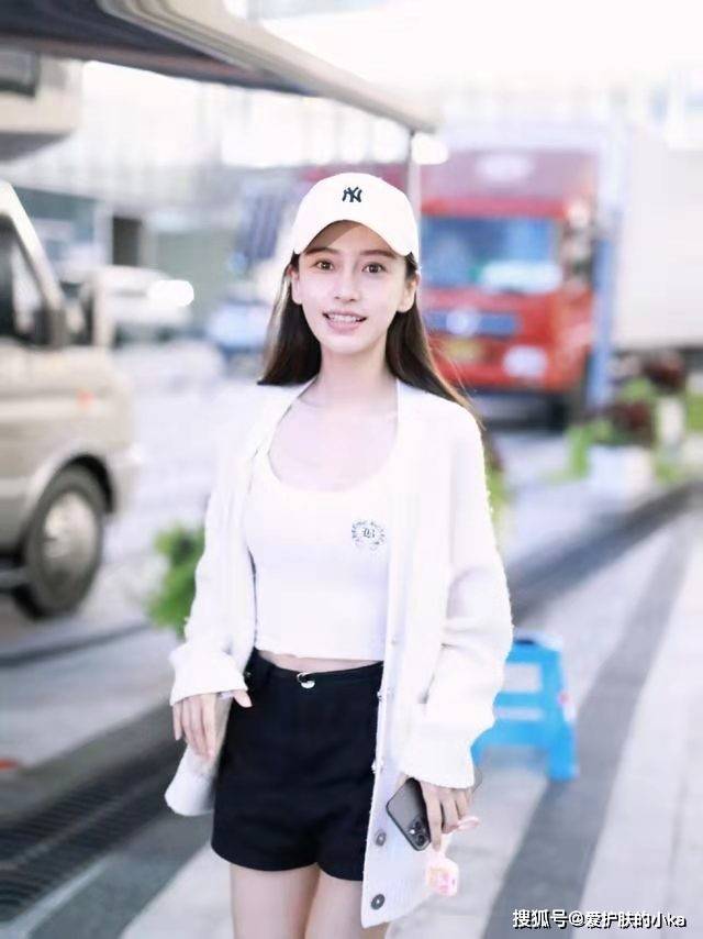 杨颖|杨颖的颜值没话说，就算只穿简单的白+黑，素颜状态下依旧抢眼