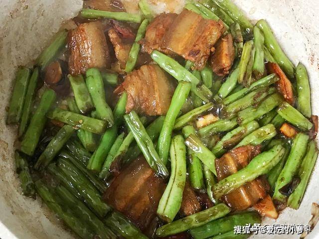 做法|五花肉烧豆角怎么做好吃？多出这一步，做出来不仅肥而不腻还好吃