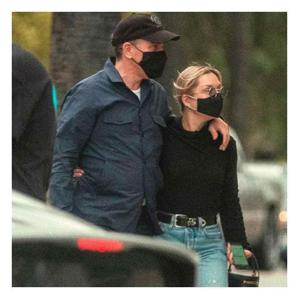 拜登|拜登次子携妻豪购,小17岁妻子满身大牌似女明星,1岁儿子超萌