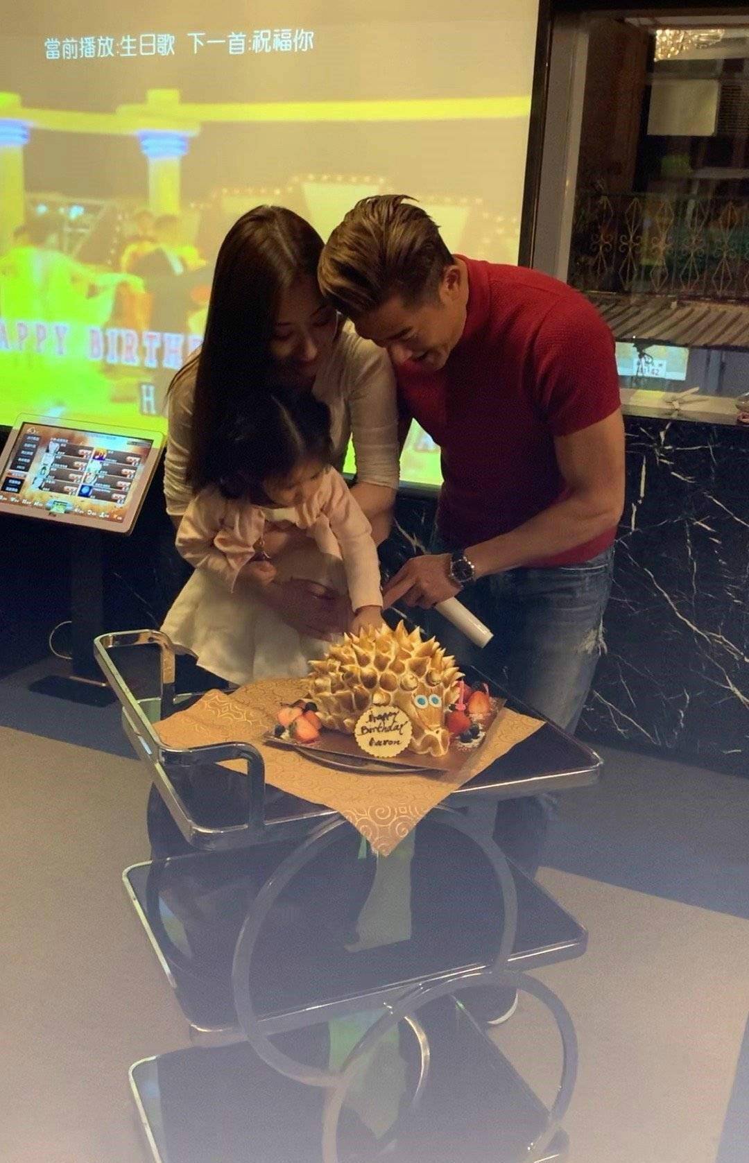 黑色|郭富城带小22岁娇妻玩,丈母娘针织衫一头大波浪,只比女婿小几岁