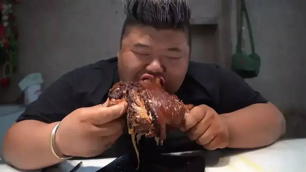 500斤体重的胖猴仔仍然每天这么吃赚钱和身体哪个更要紧