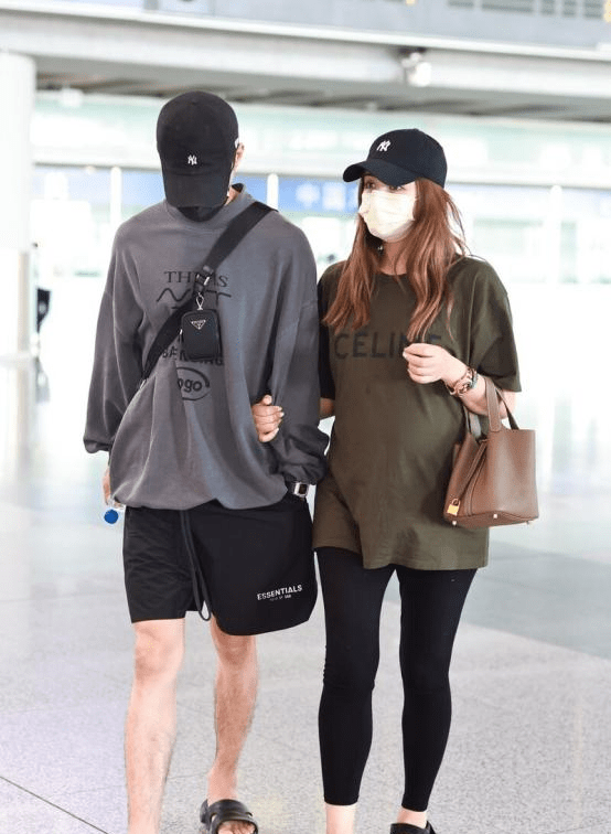 服装|麦迪娜二胎孕肚明显，腿却还挺纤细，穿搭随性手腕姜潮很是恩爱