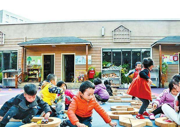 义务|已上完三年幼儿园，7月份满6岁的小男孩，9月1号上小学早不早？