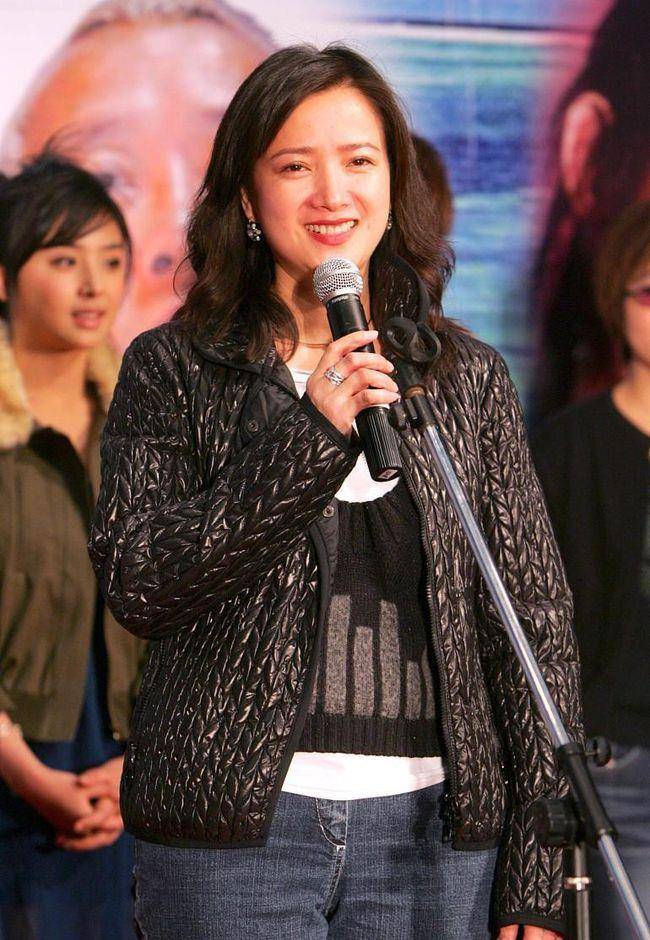 骨子里|57岁何晴胖得坦荡，穿紧身衣暴露“奶奶肚”，骨子里的自信真美