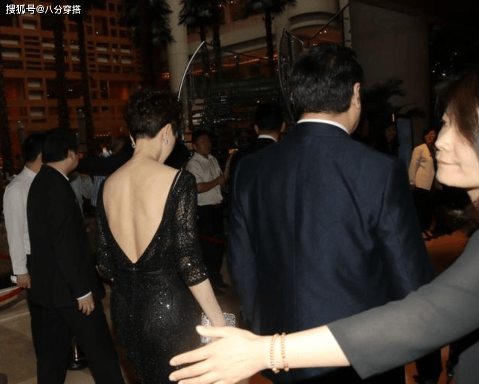 黑色|金巧巧虽是“大婶”年纪，穿黑色连衣裙成熟优雅，气质不输年轻人