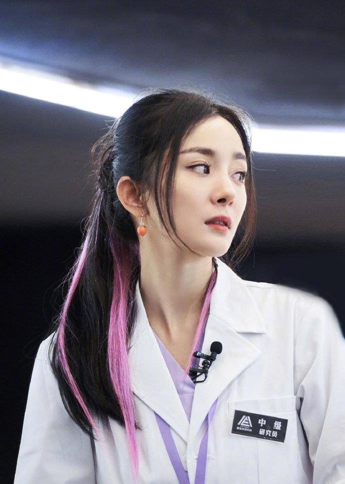 马甲|被杨幂惊艳了，粉色挑染高马尾甜美减龄，这哪是4岁孩子的妈