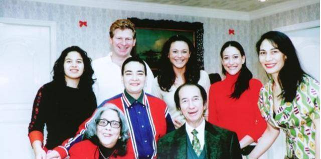 曲线|赌王最接近丑女的女儿，穿肥大T恤被赌王扶肩咧嘴笑，最爱穿唐装