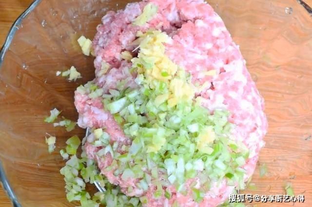 美食|洋葱这样做实在是太好吃了，不炒不凉拌，我家一周吃5次不嫌多