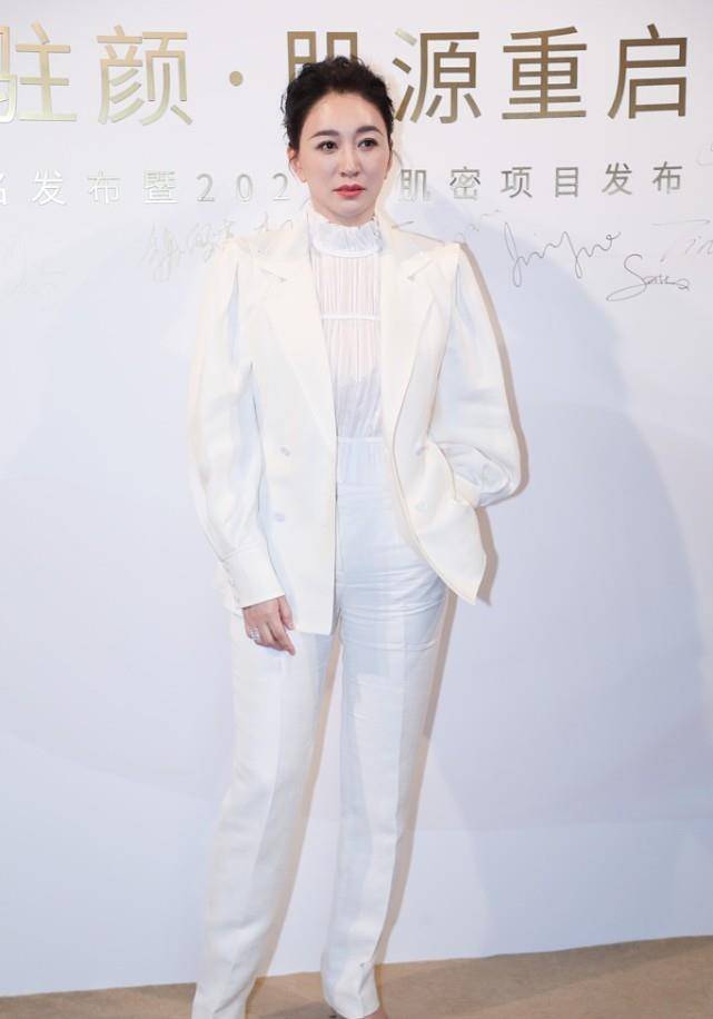 一身|李小冉穿一身白看着虽然美好，但却有点显身板宽，仔细一看太减分