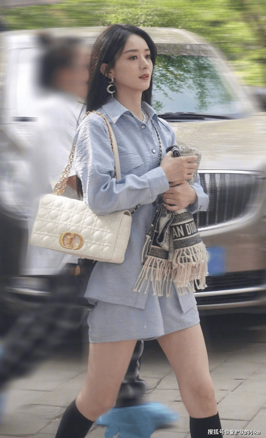 个性|赵丽颖一看就是孩子妈，虽然穿得很少女，但是当妈的气质藏不住