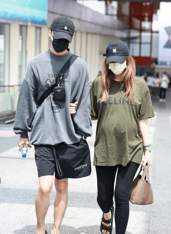 服装|麦迪娜二胎孕肚明显，腿却还挺纤细，穿搭随性手腕姜潮很是恩爱