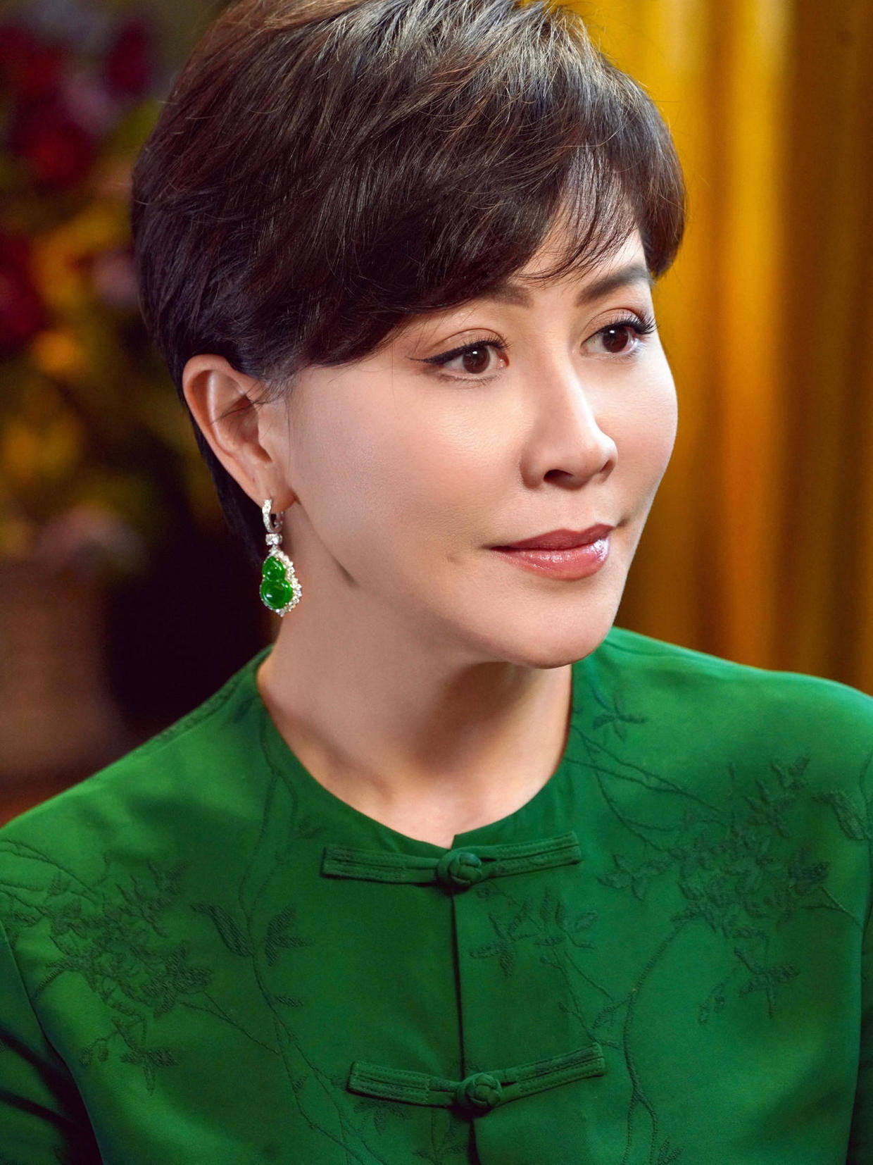 刘嘉玲5567岁了,短发配绿色的唐装套装亮相,尽显优雅女性的庄重