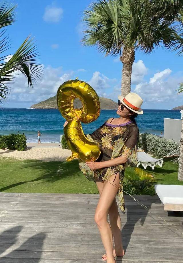 下半身|邓文迪晒泳衣照，终于get到她的美，这是51岁该有的腿吗？