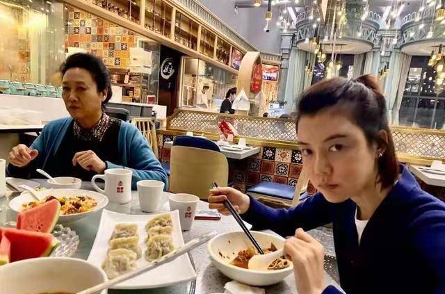 王丽云|车晓爸爸晒图！女儿穿针织衫单身后状态好，妈妈王丽云却一脸不悦