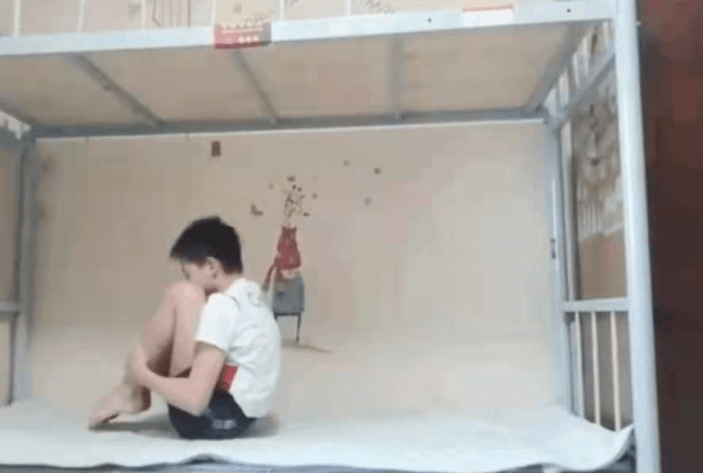 设计|14岁全红婵当冠军仍不忘初心！穿白T住上下床，坚持训练长腿抢眼