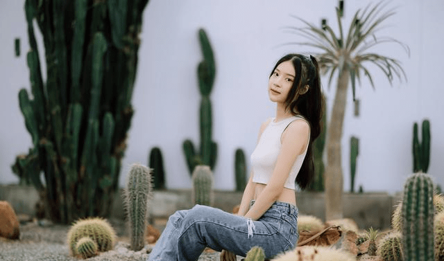 青春|对青春小姐姐来说，只需要露出纤细的小蛮腰，就可以很美很迷人