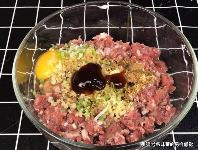 做法|1张豆腐片加些猪肉馅，抹匀铺平不炒不炖，出锅香气扑鼻真好吃