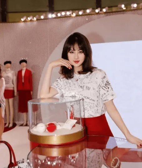 饱和度|华为二公主姚安娜现身奢侈品活动，一袭红裙气色佳，可惜妆太浓