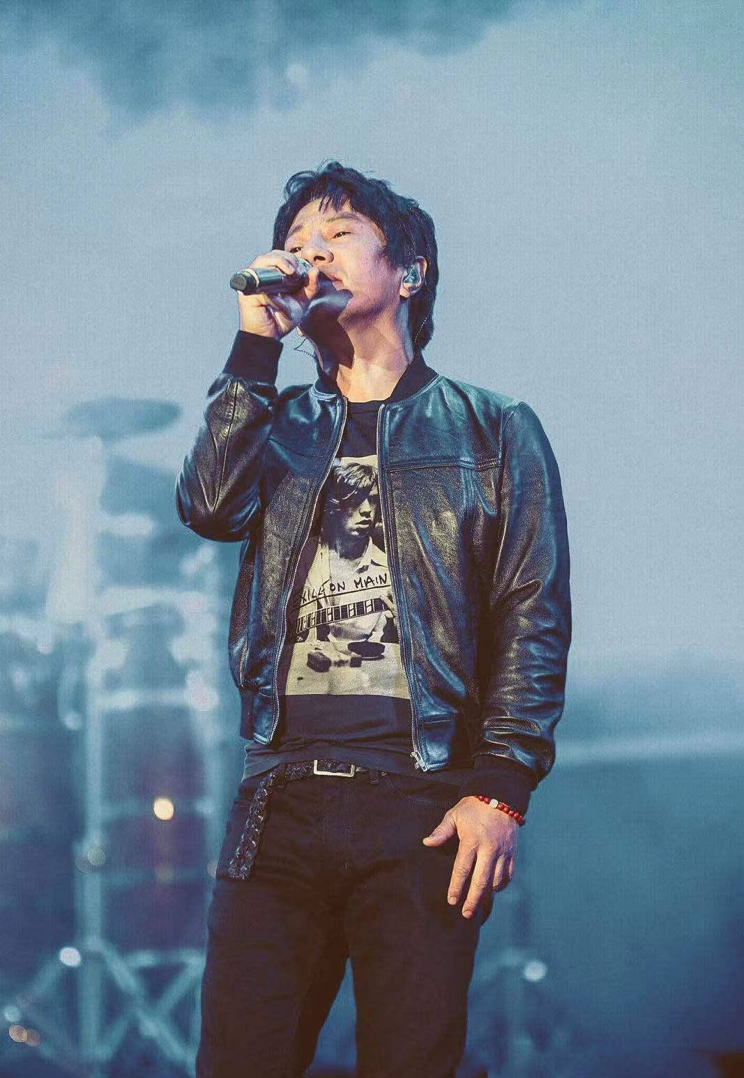 丈母娘|郑钧大9岁丈母娘太时髦！扎丸子头优雅淑女，62岁身材不输刘芸