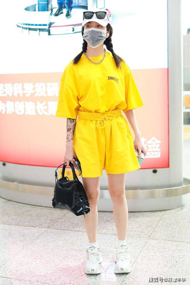 新潮|乃万越来越会穿，一身“柠檬黄”运动套装，仅靠颜色就充满活力