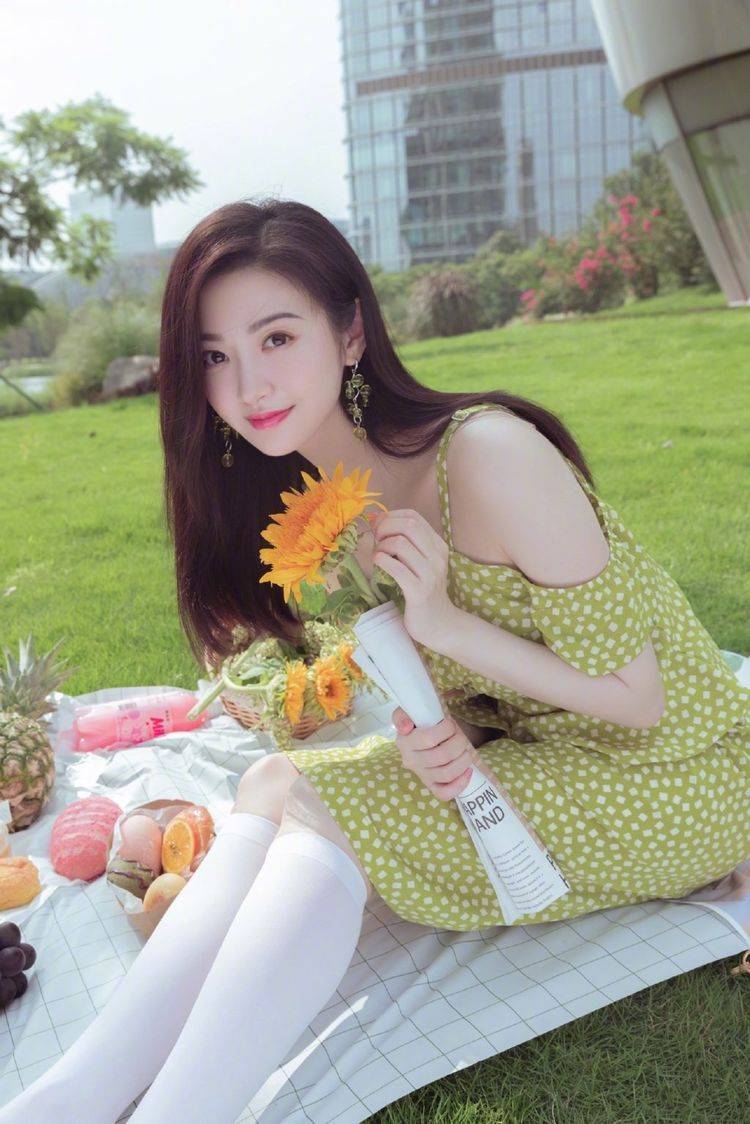 设计|景甜晒“郊游”照，穿波点裙变富贵花本花，就是脚上搭毛拖咋想的
