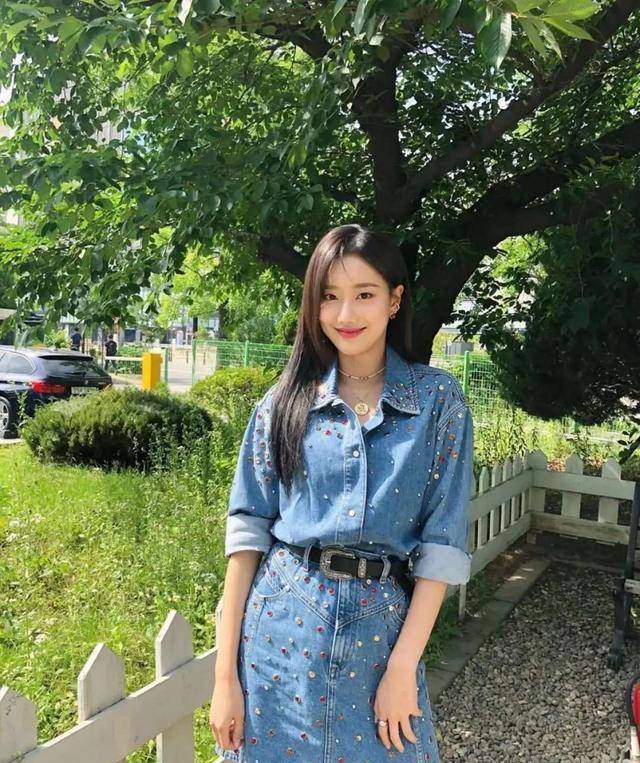 后林|夫妻吵架后林心如现身！穿牛仔连体衣秀时髦，一抬手显示婚姻状态