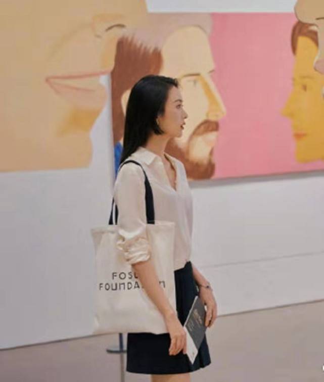 效果|童瑶摆脱“小章子怡”标签，穿极简黑白时髦大气，自信有辨识度
