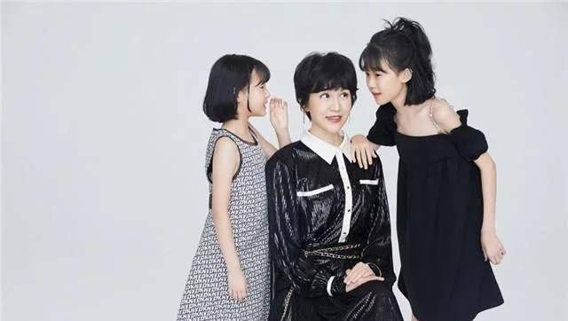 鲍蕾|陆毅女儿跟鲍蕾合照！贝儿穿碎花裙手臂修长显淑女，妹妹发型真土