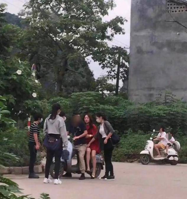 设计|穿斗篷裙还挺接地气！杨钰莹参加商演没人接送，只能自己坐电动车