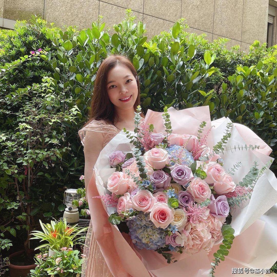 设计|富士康老板娘好幸福，穿裸色连衣裙像个少女，一点不像生了3个娃