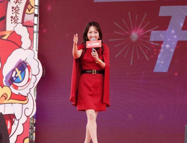 设计|穿斗篷裙还挺接地气！杨钰莹参加商演没人接送，只能自己坐电动车