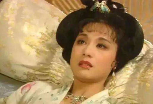 建群|因导演一手把她捧红,为报恩愿同居27年不结婚,现状如如何呢