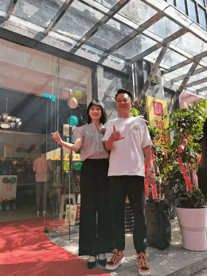 周嘉福董事长周伟鸿先生出席开业仪式并致辞,指出周嘉福立足"琥珀为