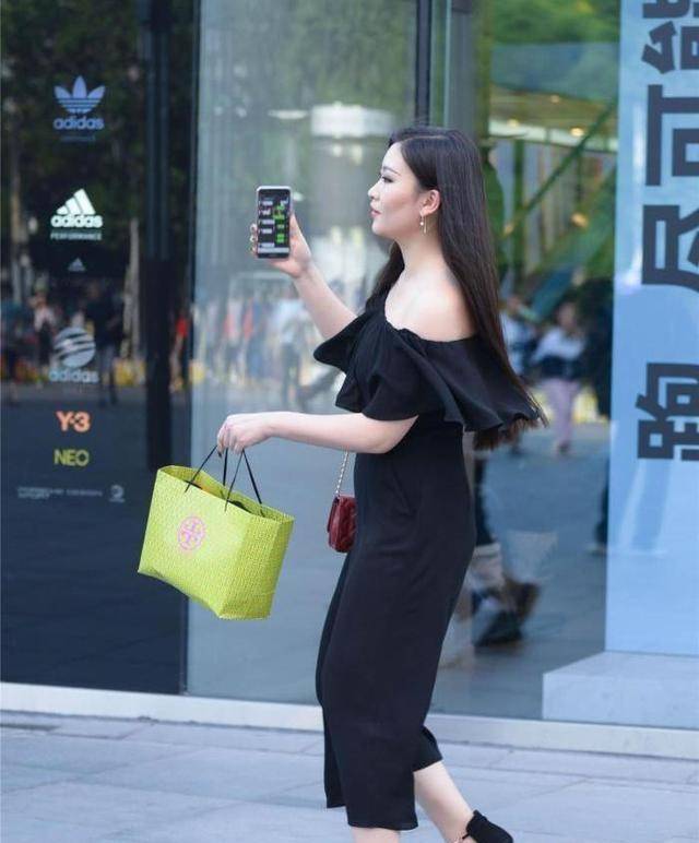 黑色|黑色八分打底裤搭配绿色包包，搭配花样百出，大秀迷人身姿