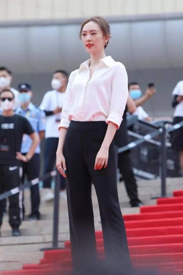效果|童瑶摆脱“小章子怡”标签，穿极简黑白时髦大气，自信有辨识度