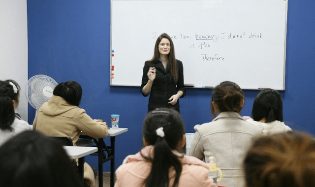 蝴蝶花|小学连英语都不考了，孩子还有必要上双语幼儿园吗？不必