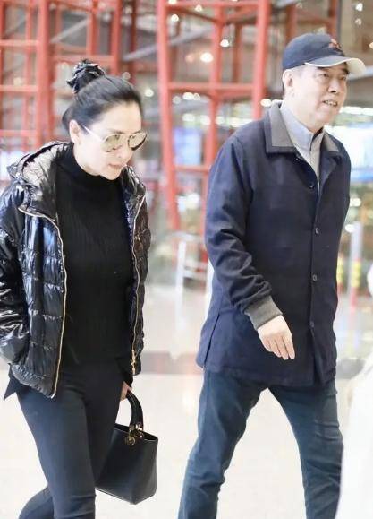 自拍|陈红51岁生日，深夜与陈飞宇依偎自拍，年轻时穿的真俏跟儿子撞脸
