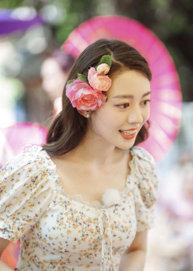 一身|吉娜穿傣族装看上去已经很美，但再看蔡少芬：不愧是娘娘