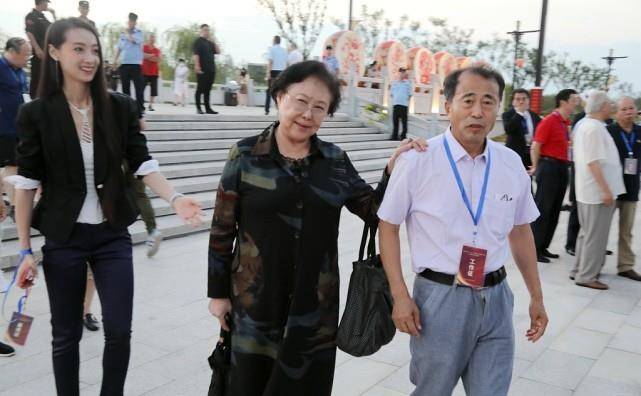 斯琴高娃|斯琴高娃71岁慈祥可亲，路人镜头下更像“邻家奶奶”，好温柔