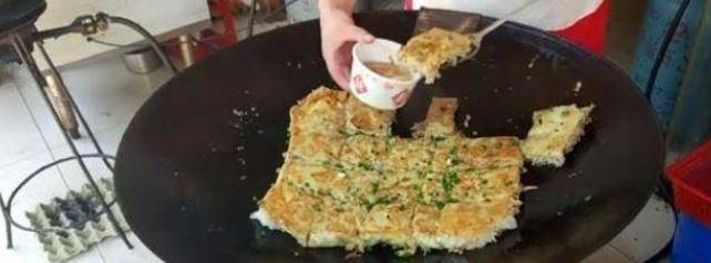 美食|大妈路边卖“特色早餐”，5元1份，排队不一定能买到，收入可观