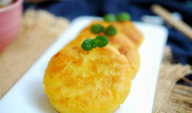 怎样做红薯饼好吃又简单 64913228a8b248b4b18dde2942578103.jpeg