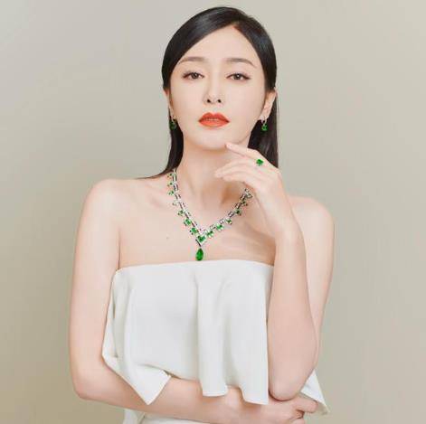 这不难说秦岚也是一位喜欢翡翠的女明星啊,娱乐圈中喜欢翡翠的明星