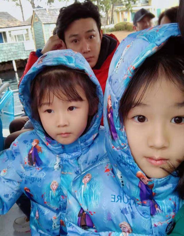 鲍蕾|陆毅一家坐过山车，贝儿与妹妹穿同款变“大小版本”，手指真修长