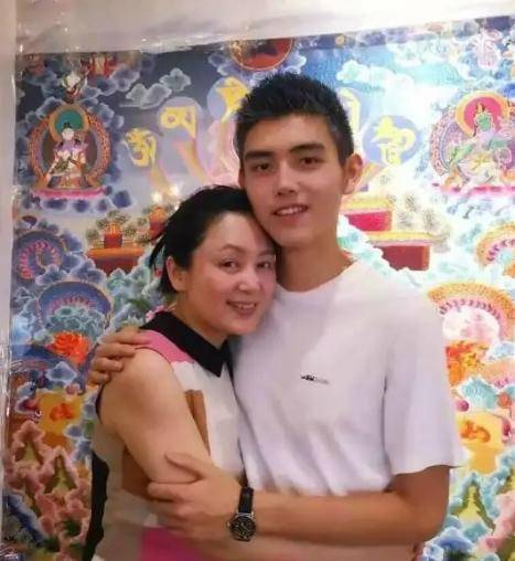 自拍|陈红51岁生日，深夜与陈飞宇依偎自拍，年轻时穿的真俏跟儿子撞脸